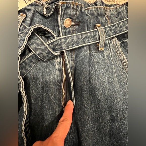 Abercrombie & Fitch High Rise Mom Jeans - Picture 11 of 12